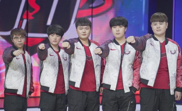 一支年轻且 一支年轻且