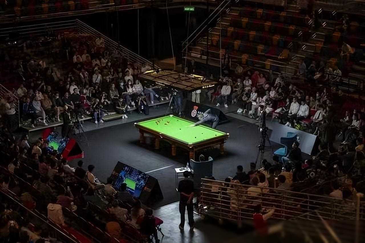 游客纷纷前 游客纷纷前